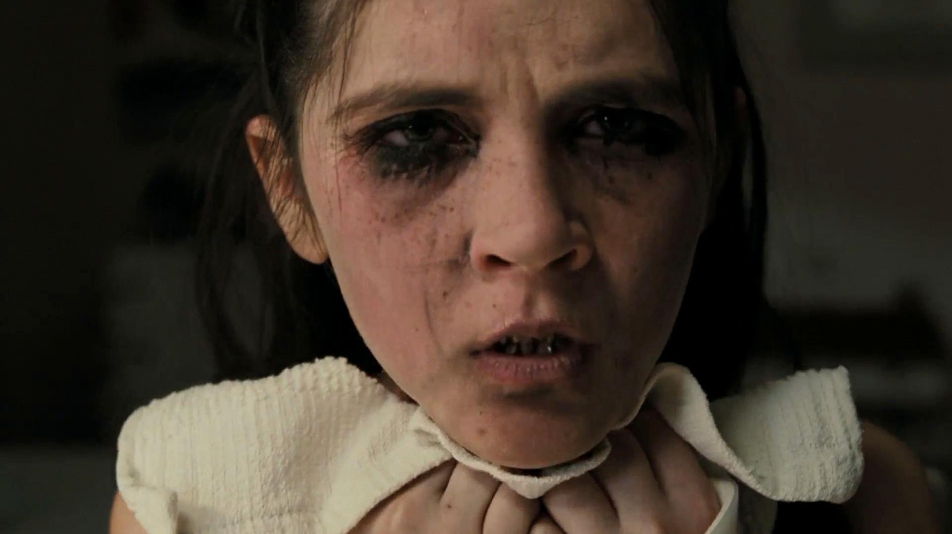 2《孤儿怨》:讲述了一对夫妇收养了一个看似天真可爱的9岁小女孩,而