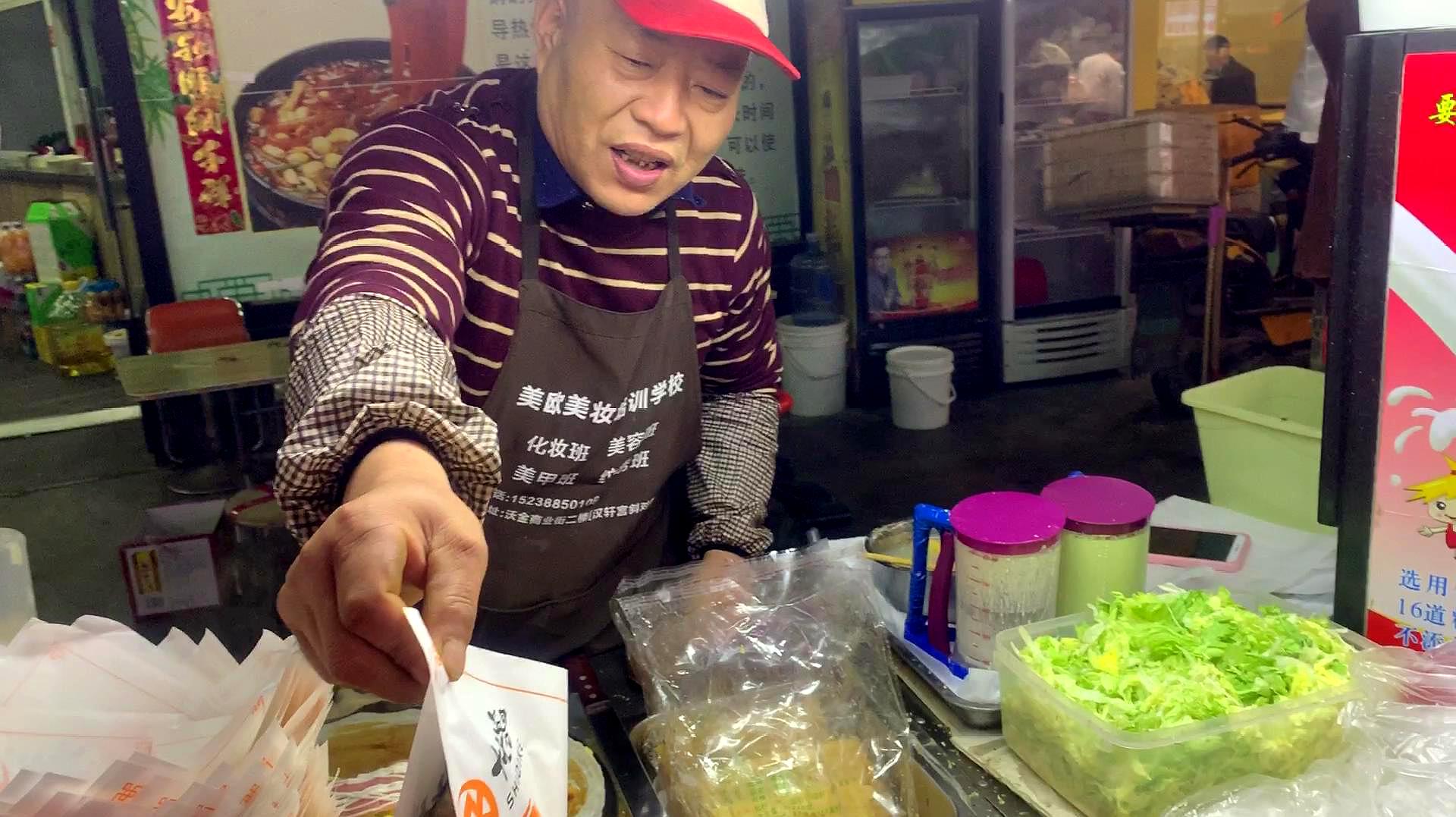 郑州小吃街大爷卖煎饼,大爷自称新式煎饼,看看怎么样