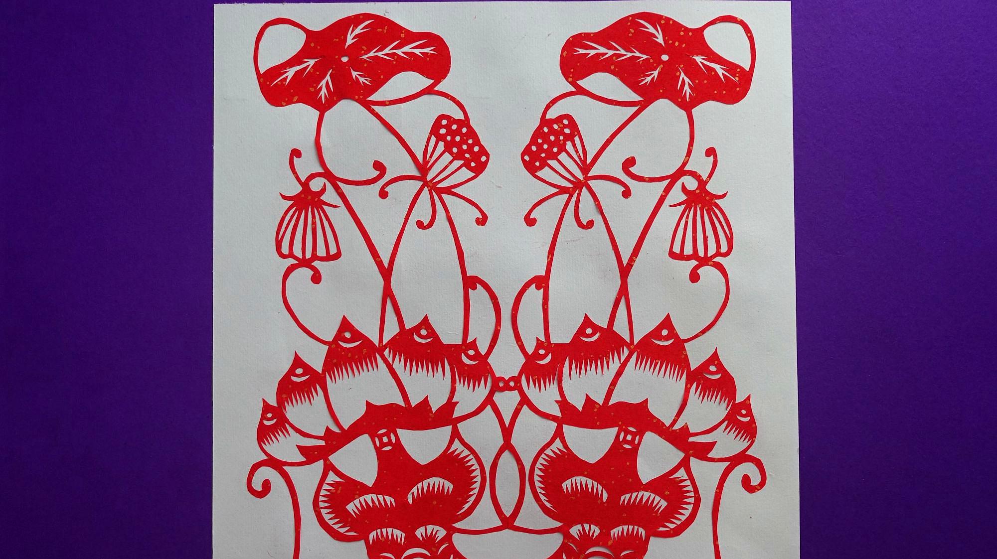 鱼戏莲叶间剪纸,由荷花和茎构成的金鱼,寓意富贵有余