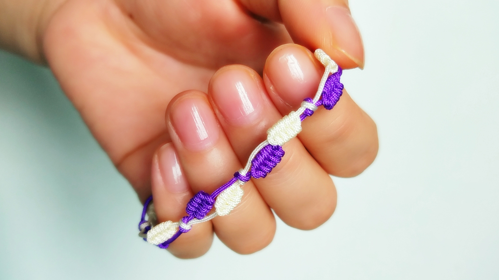 自己动手diy一款凤尾结手链,十分好看,手工编绳教程