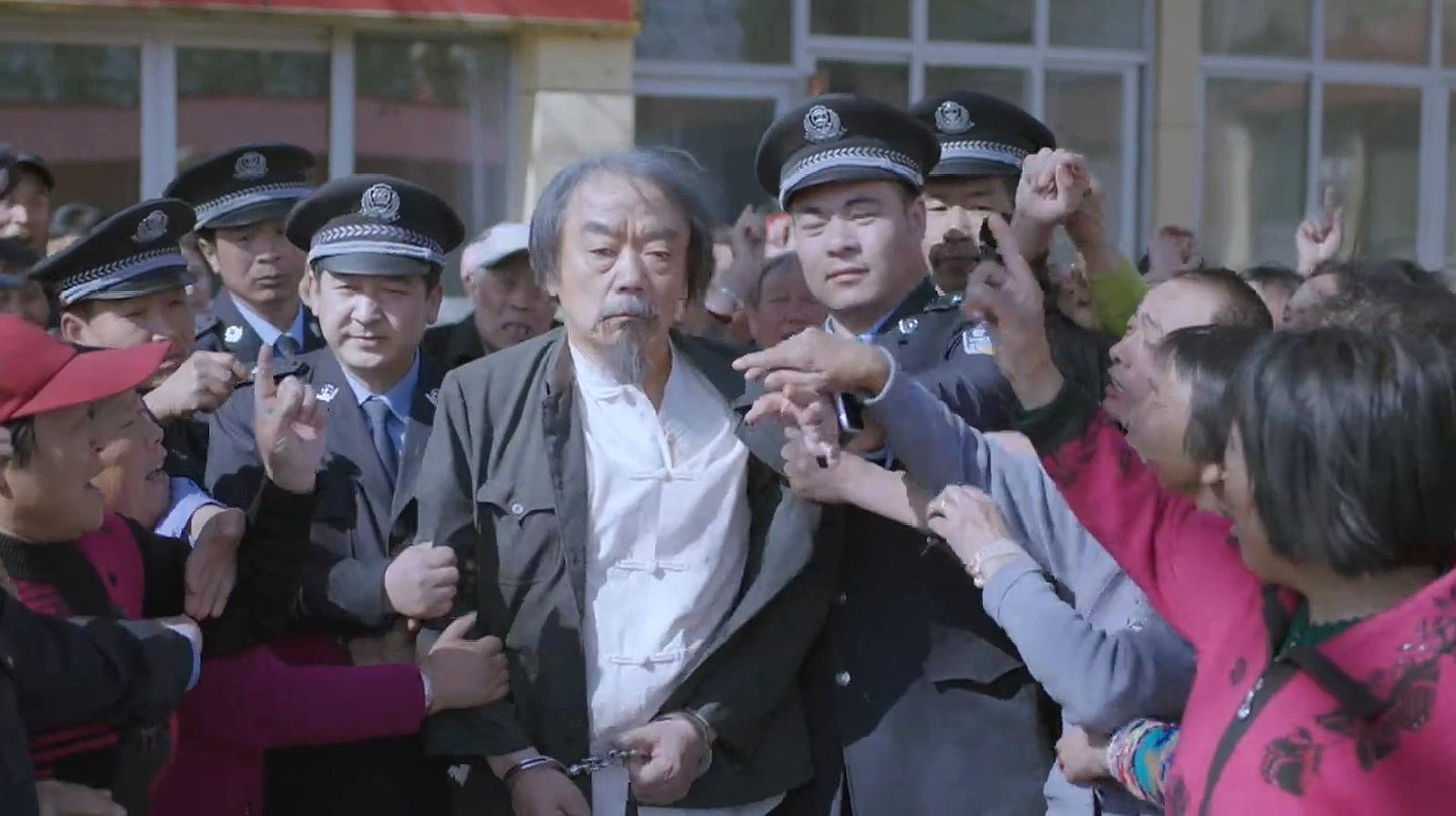 啊父老乡亲:贪官村霸终于伏法,乡亲放鞭炮庆祝,真是大快人心!