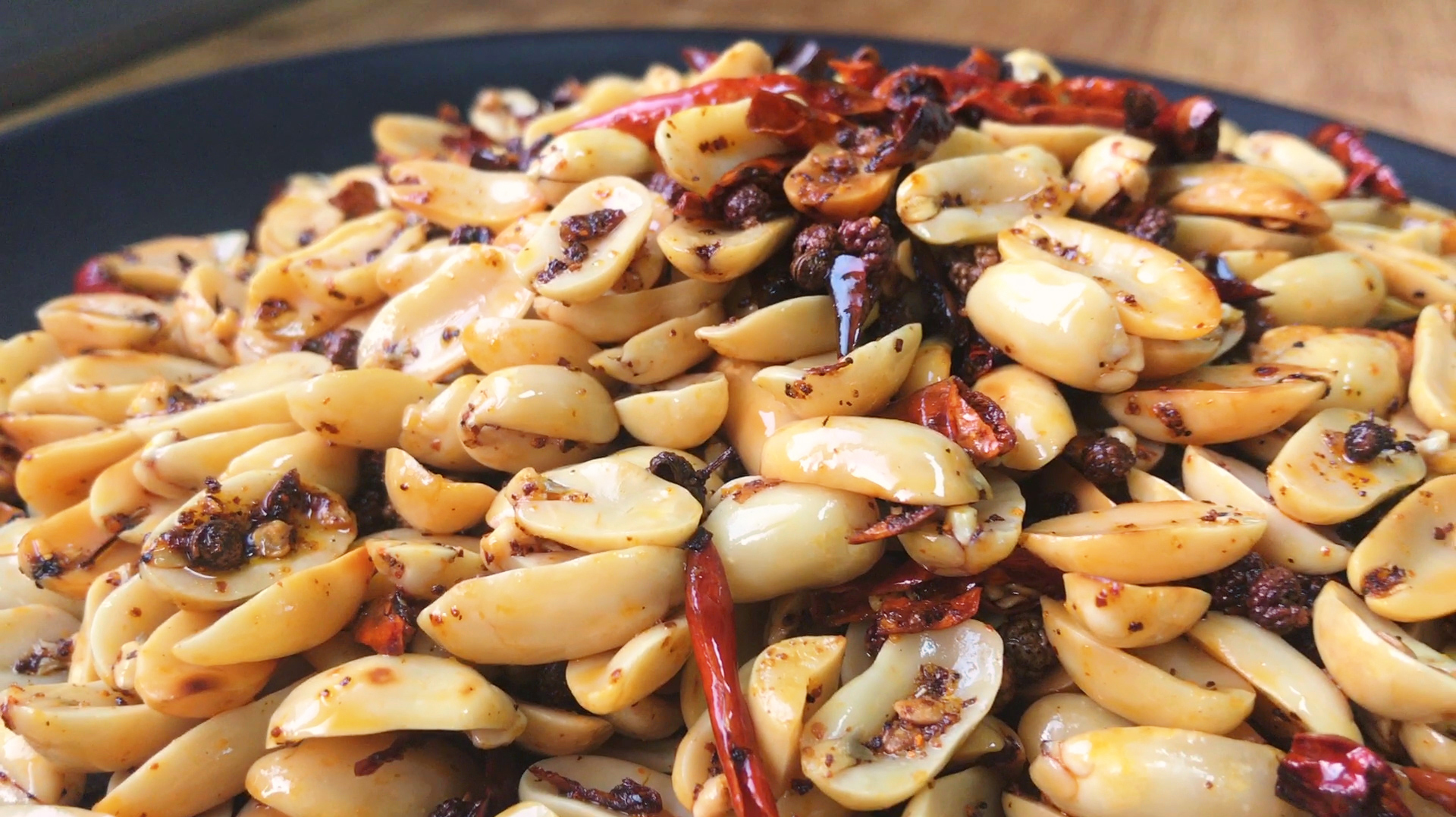 干煸花生米这样炒,麻辣酥脆,喝十瓶啤酒都不尽兴!