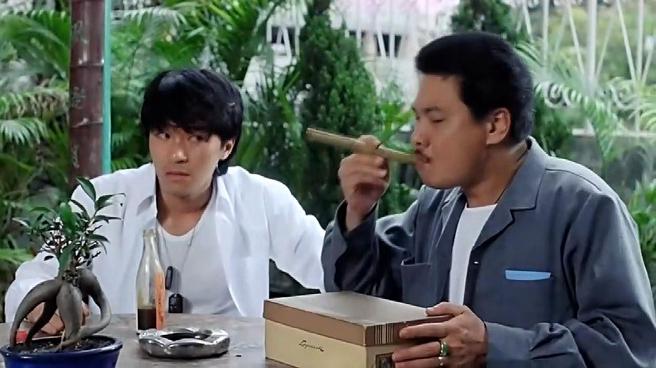 《逃学威龙》星爷和达叔经典对话片段,演技一流,看一次笑一次