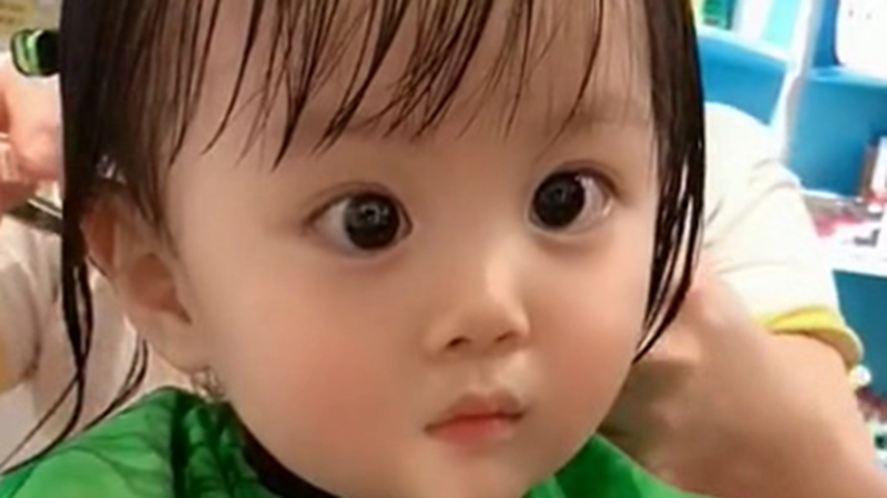 可爱的艾米小宝贝,看到她安静的那一刻,真想亲她一口