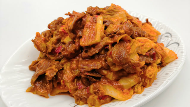 牛肉炒辣白菜的家常做法,比饭店大厨做的还好吃,晚餐就你啦!