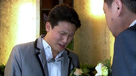 结婚当日新娘出意外,新郎官躲在厕所又哭又闹,看着太心疼了