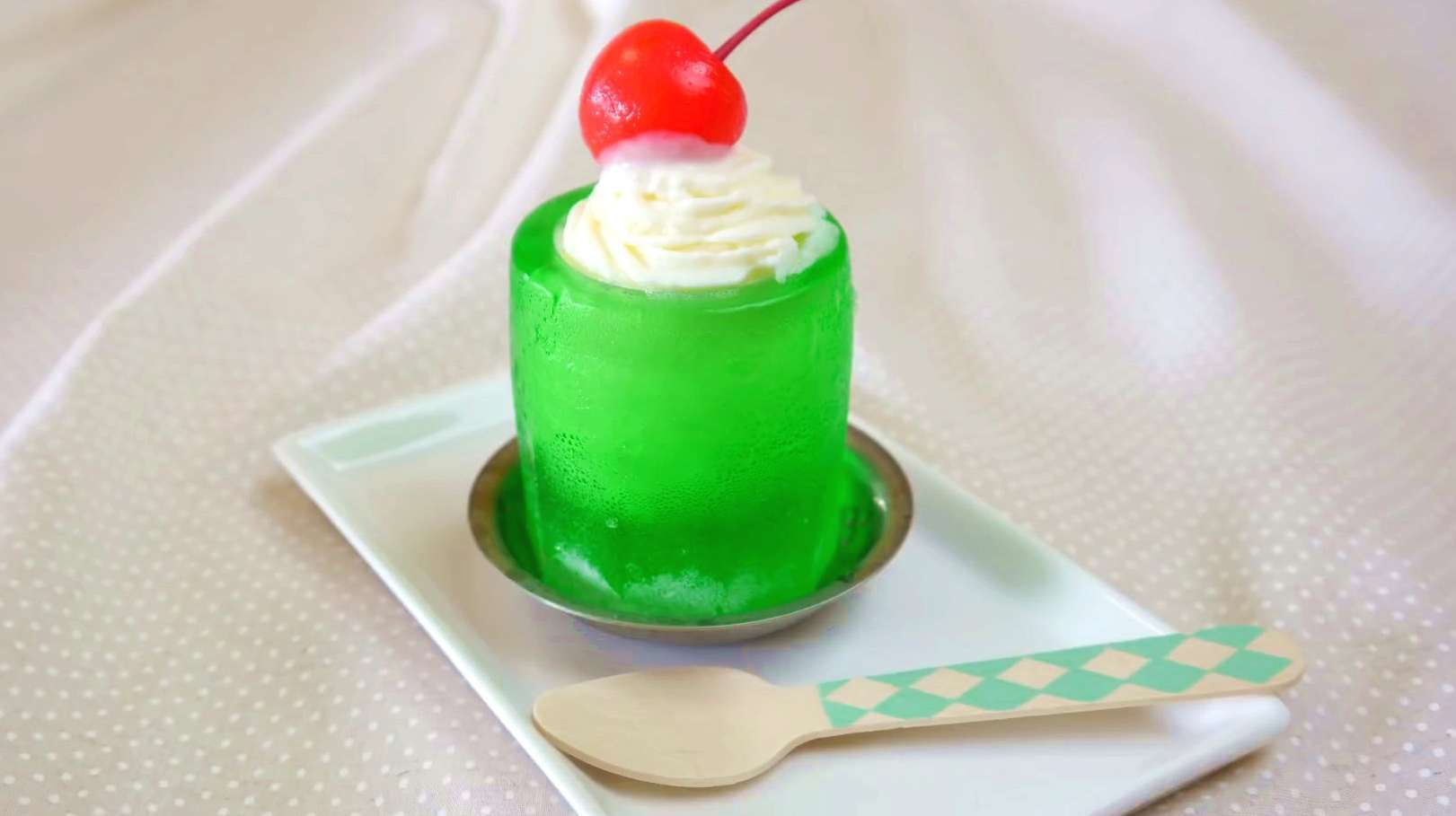 这么漂亮的杯子是用果冻做的,关键做法简单又美味哦