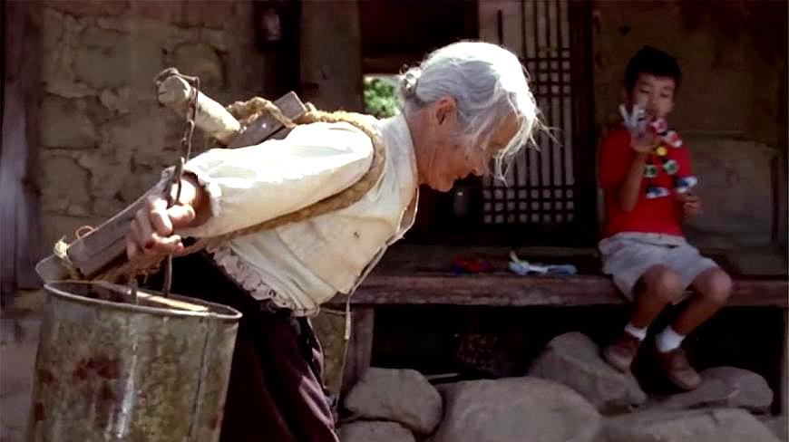 4分钟看完电影《外婆的家》小男孩嫌弃外婆做饭难吃打翻饭菜