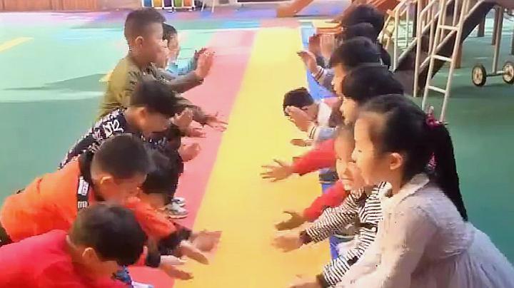 我家小萌宝:幼儿园老师带小朋友玩游戏