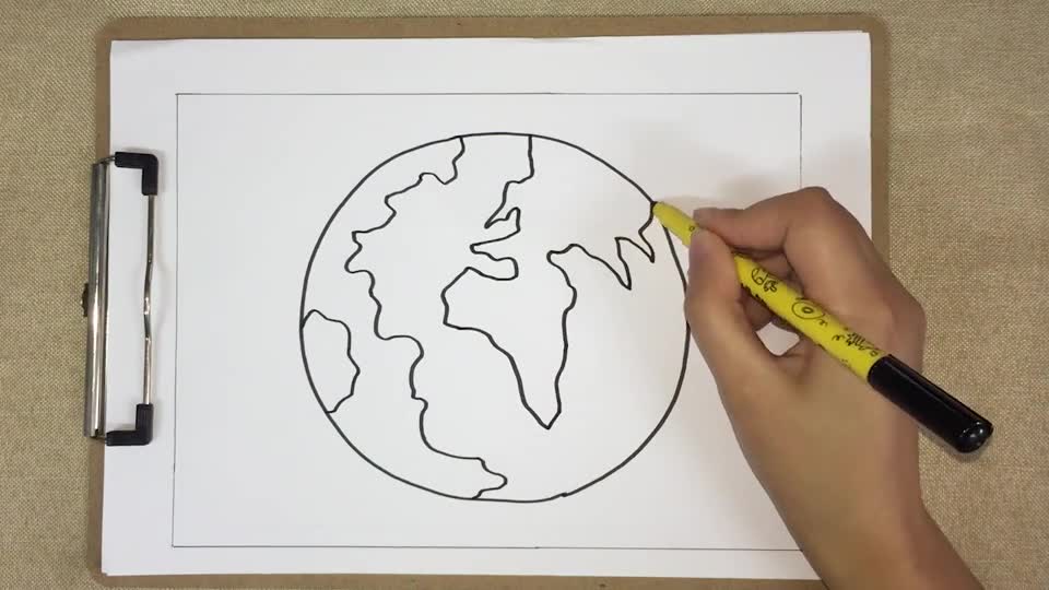 3地球简笔画:画出一个圆形,画出眼睛和鼻子,再圆的中间画一个圈,中间