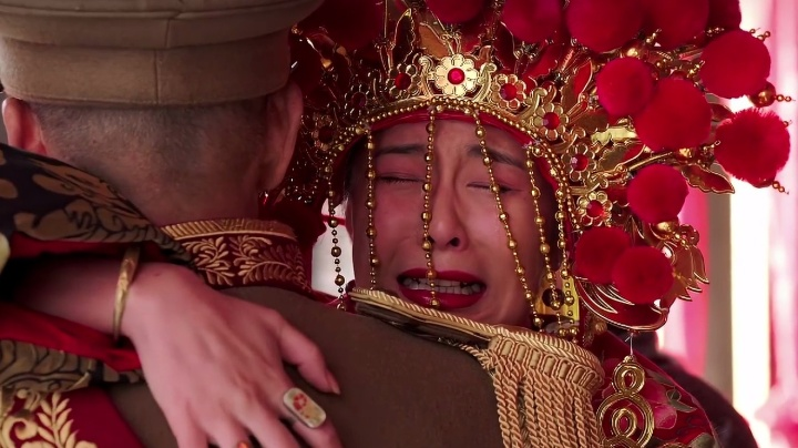 少帅:张首芳出嫁,场面相当风光,一向土匪的大姐竟也流泪了!