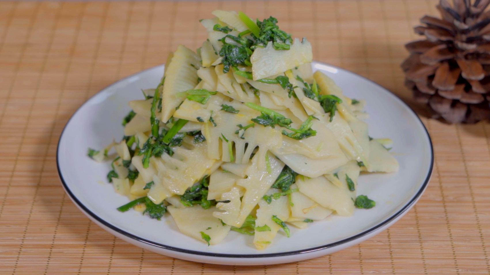 饭店大厨教做荠菜冬笋,冬笋切段有讲究,一人能吃一大盘