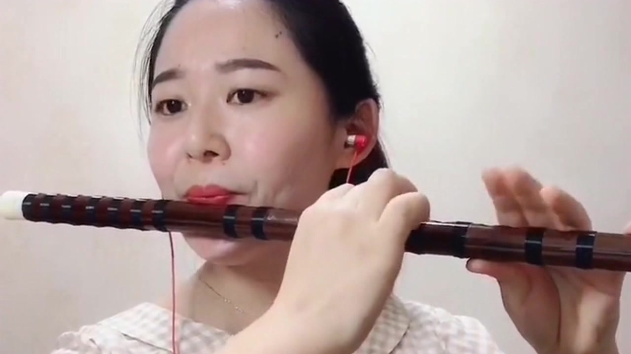 1竹笛演奏:首先学会使用竹笛,接着学会认识乐谱,按照乐谱吹竹笛就