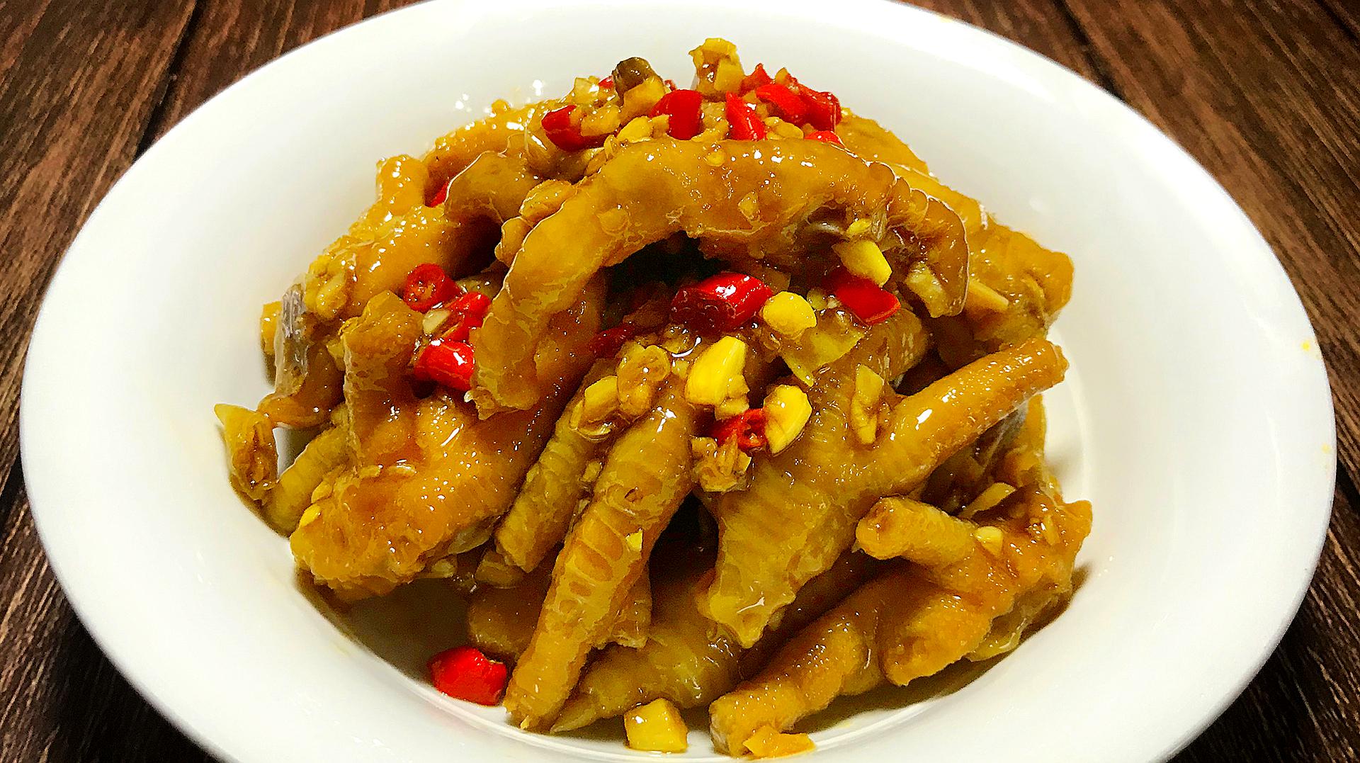 1蒜蓉鸡爪:这道美食香味浓郁,好吃有嚼劲,做法简单,一看就会!