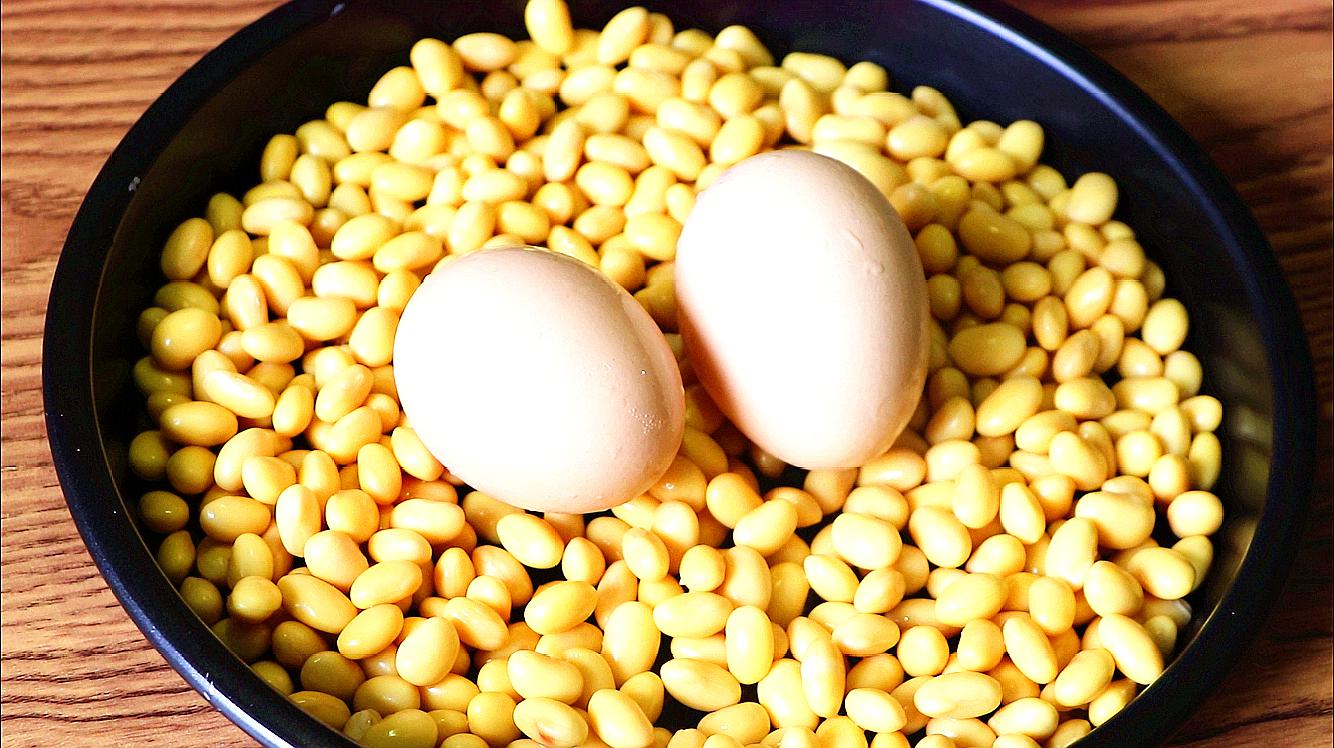 黄豆别打豆浆了,加2个鸡蛋,教你馋嘴新吃法,柔软酥脆比肉还香