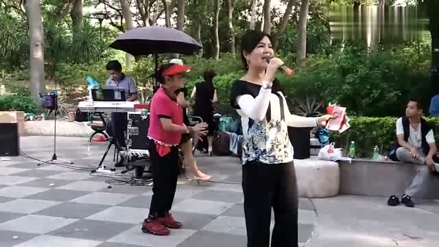 街头艺人小红演唱