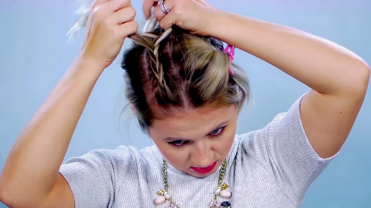 短头发美女教你绑双辫子