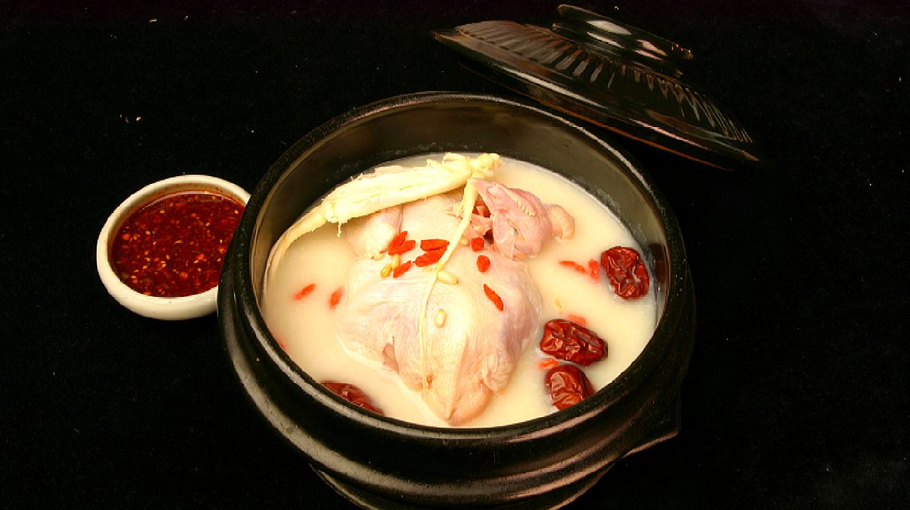 炖鸡汤要放什么?鸡肉中多加这"2种料,鸡汤美味还滋补