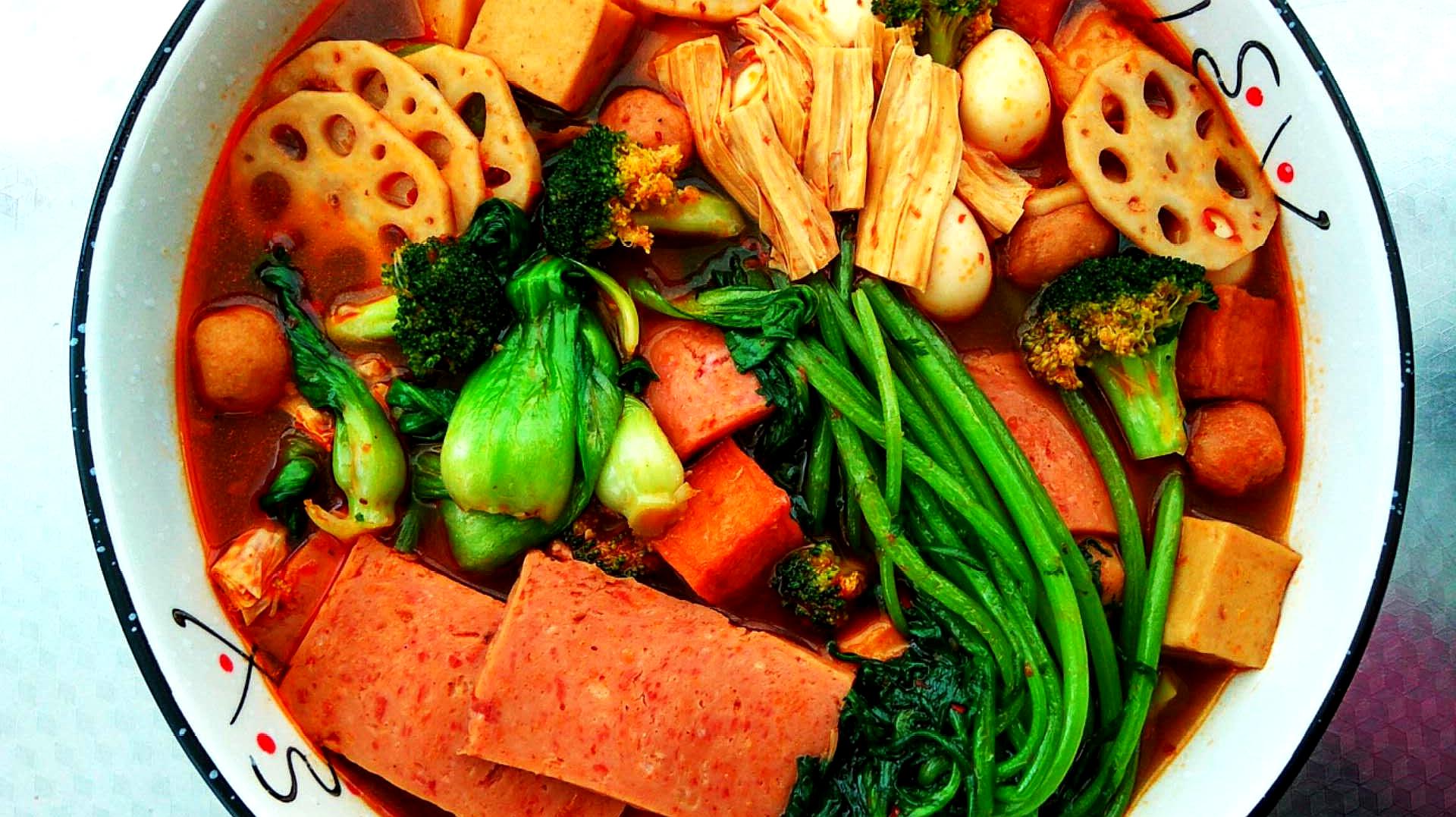 想吃麻辣烫不用去饭店,鲜香麻辣比吃火锅都过瘾,全家一锅没吃够