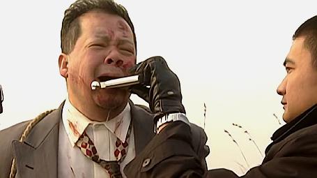 小弟出卖黑社会的幕后黑手,结果当天被老大枪杀抛尸大海,太惨