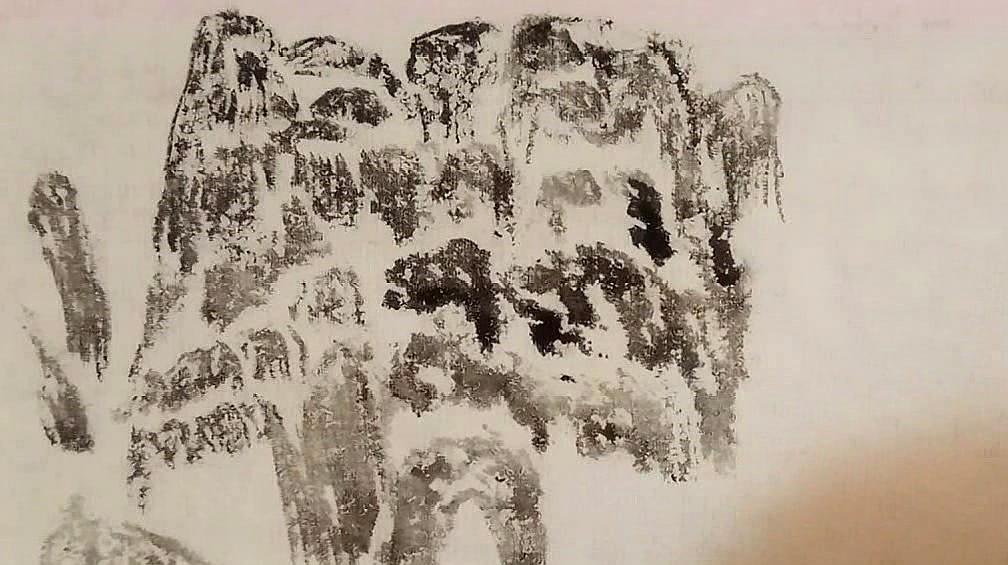 3国画山的画法3:这是要画一座远处的山脉,所以近处画了一棵树,远处的