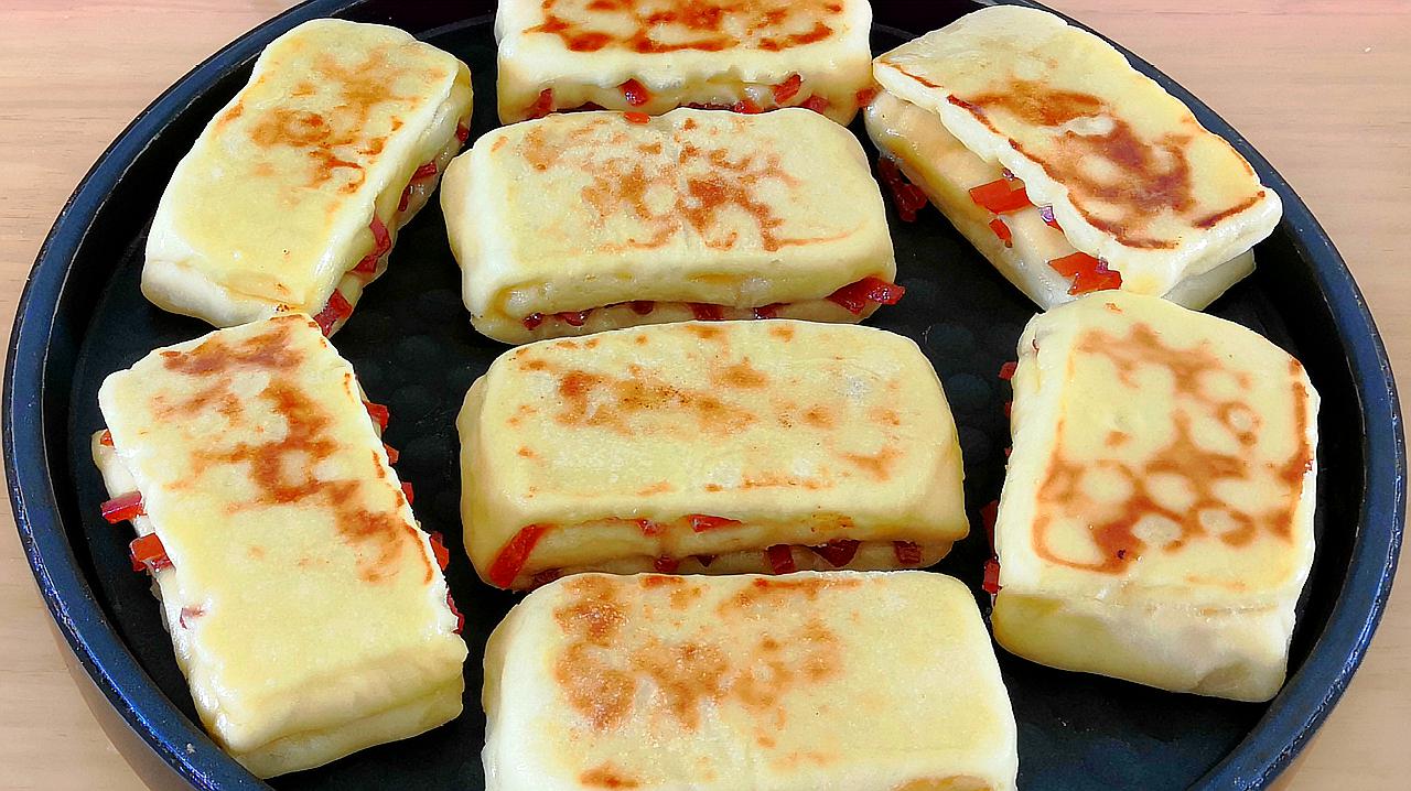 早餐饼别出去买了,教你最快速的发面饼做法,奶香味十足,真解馋