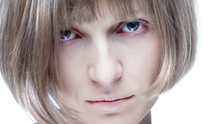 女子脸色苍白毫无血色,中医提醒:3个方法,或能让你精神焕发