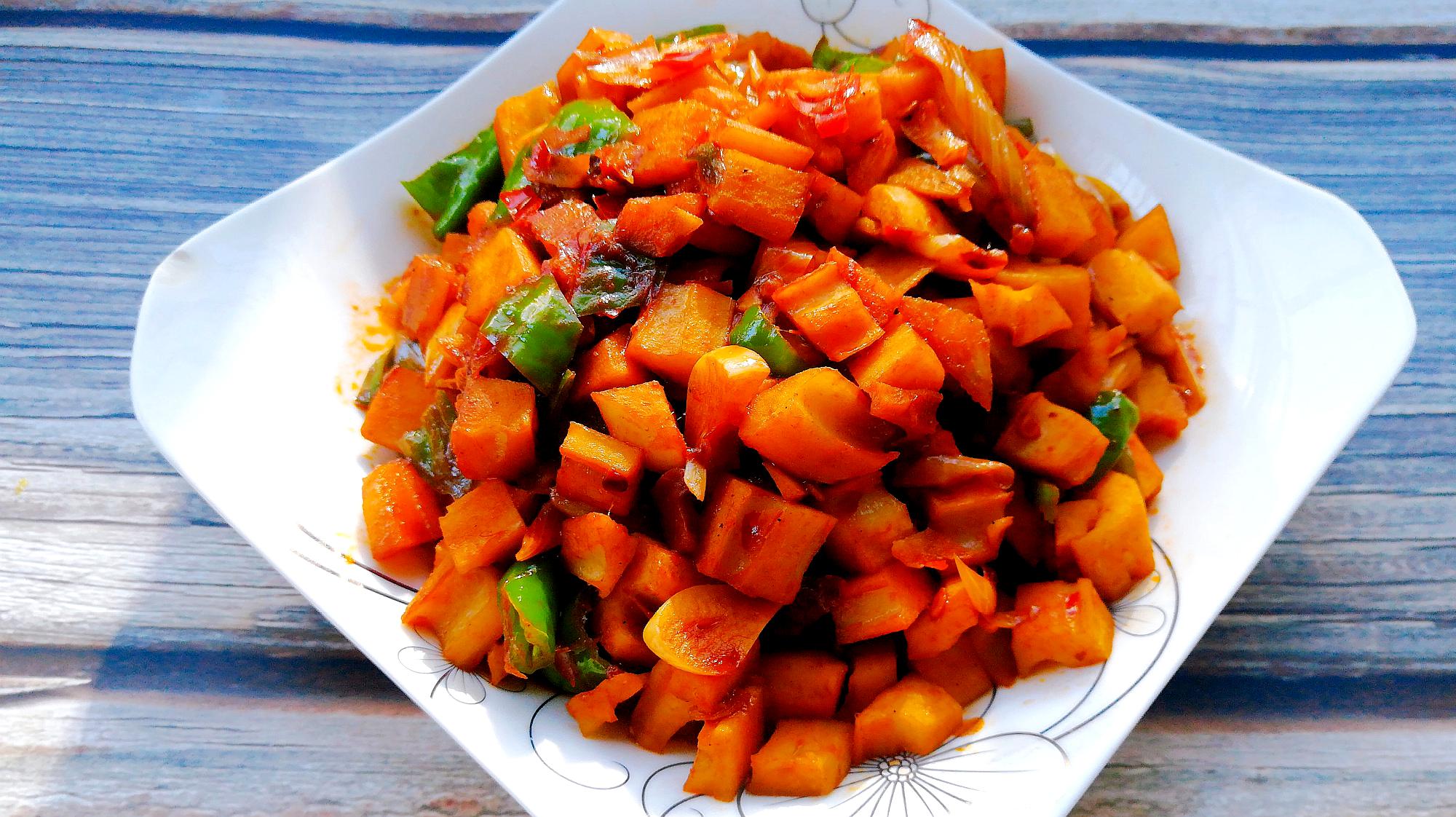 冬季吃藕最养人,洁子教你做香辣藕丁,香辣又脆爽,家人爱吃极了