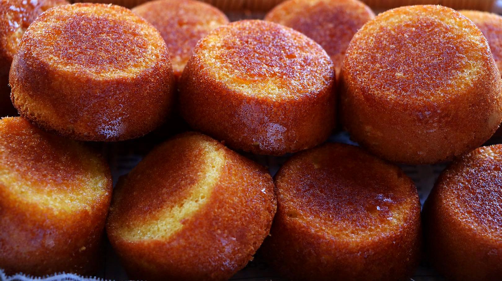 4个鸡蛋加半碗面粉,教你做老式鸡蛋糕,又脆又香,太好吃了!