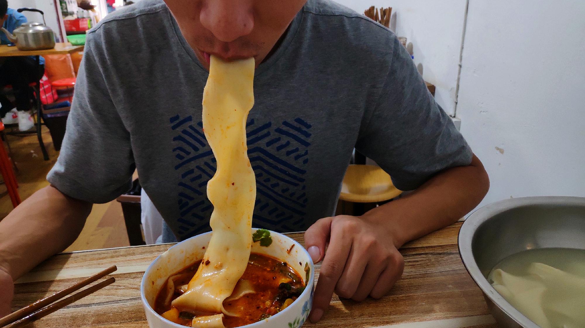 在西安吃美食,花10块钱吃裤带面,面条装在大铁盆子里!