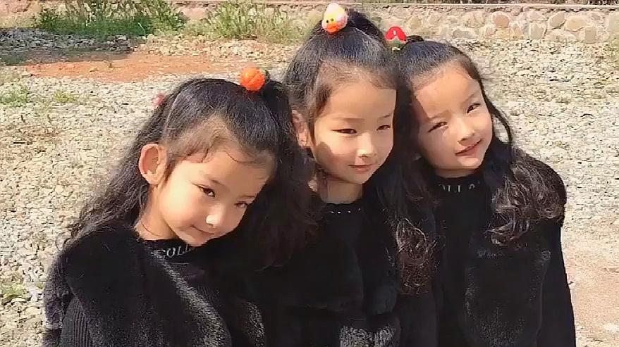 三胞胎小姑娘,穿着一样的服装,你觉得哪个是老大?