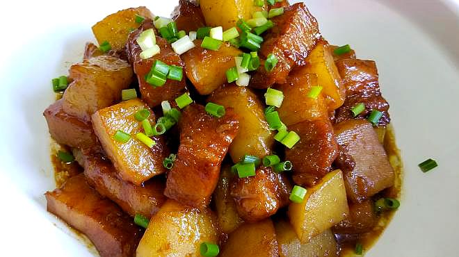 五花肉炖土豆的家常做法,这样做五花肉香而不腻,土豆软糯入味