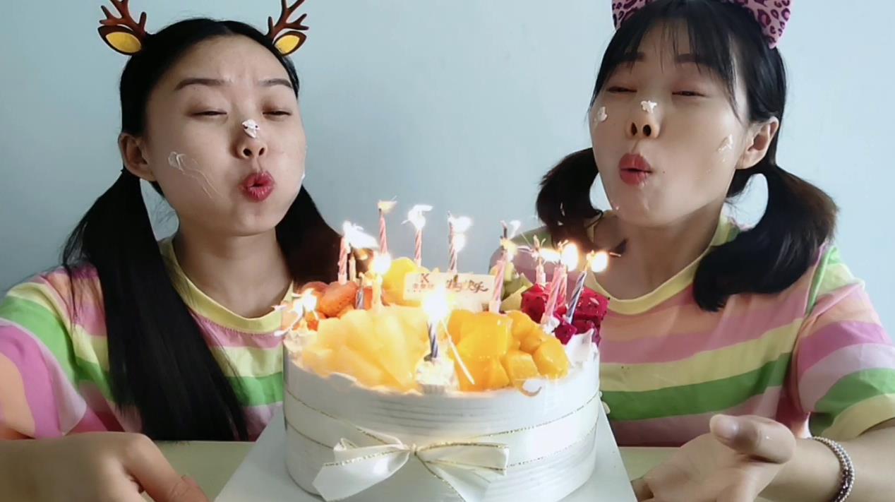 闺蜜恶作剧:生日蛋糕蜡烛为啥