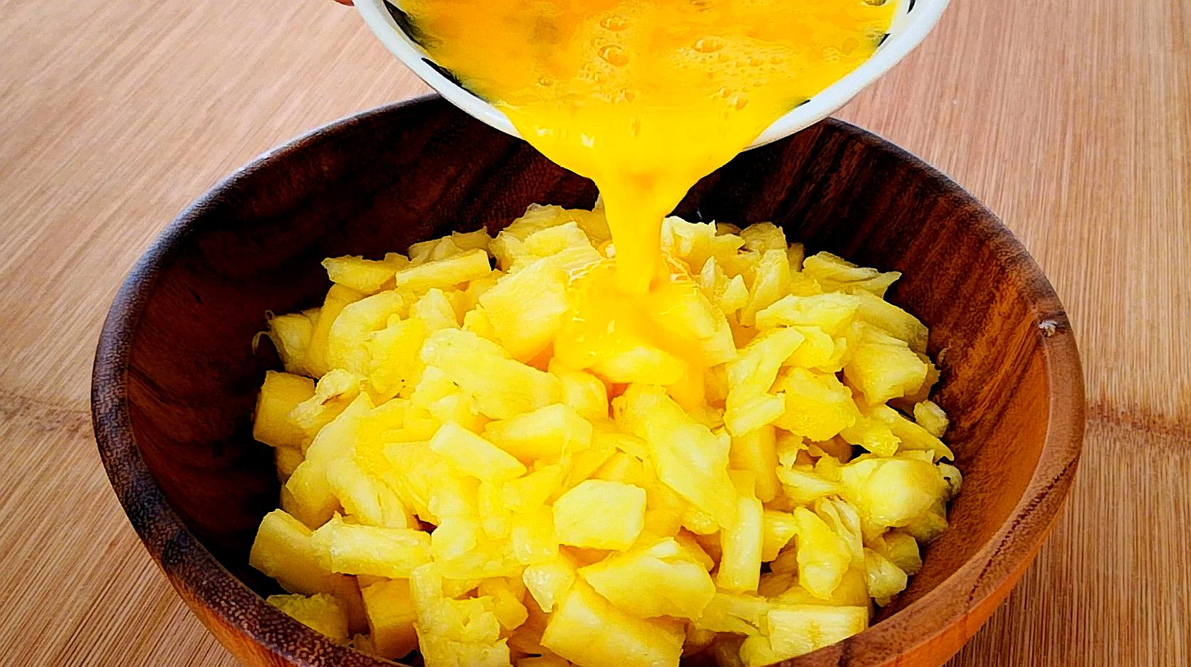 菠萝里打2个鸡蛋,没想到这么好吃,上桌就吃光,大人孩子都爱吃