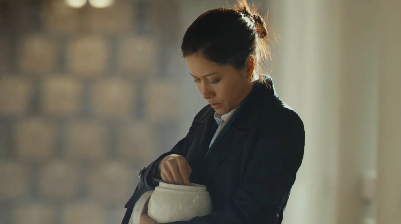 3第三部《诡眼》:讲述了女孩去参加闺蜜葬礼,棺材里的她却突然睁开