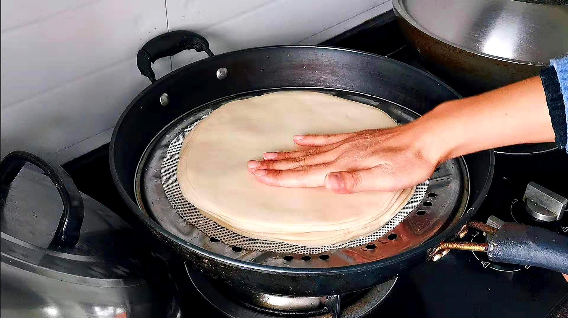 4春餅的做法:麵粉加溫水和麵,麵糰切成小劑子,擀成圓片.