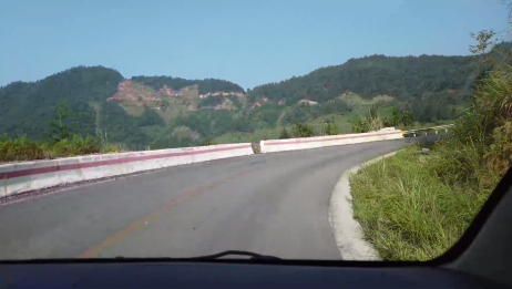 贵州大山里的公路就是一条风景线 在这里开车就像是走在景区一样 爱言情