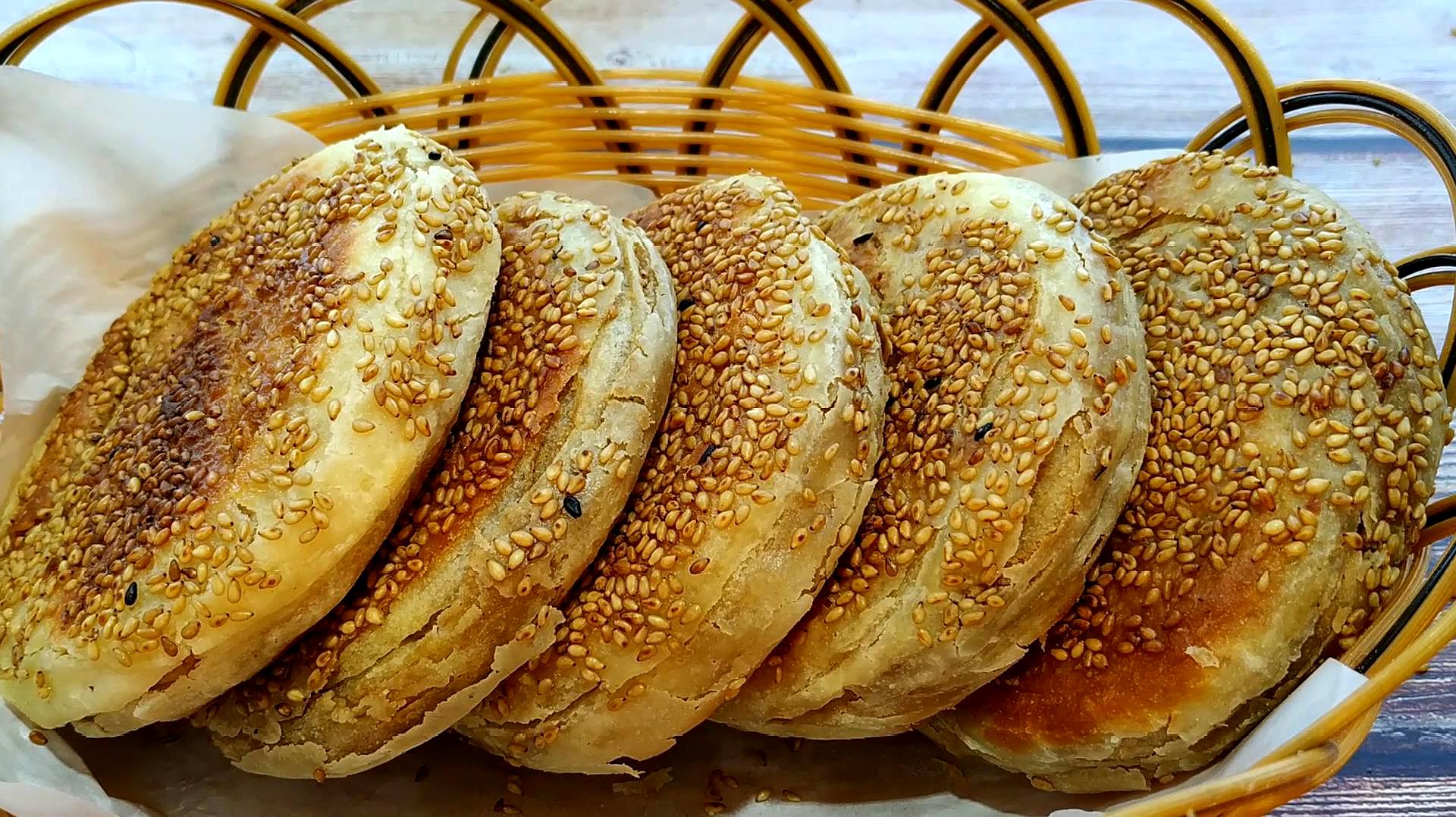 香酥麻酱烧饼详细做法,不用烤箱,外皮焦脆,内里柔软多层,真香