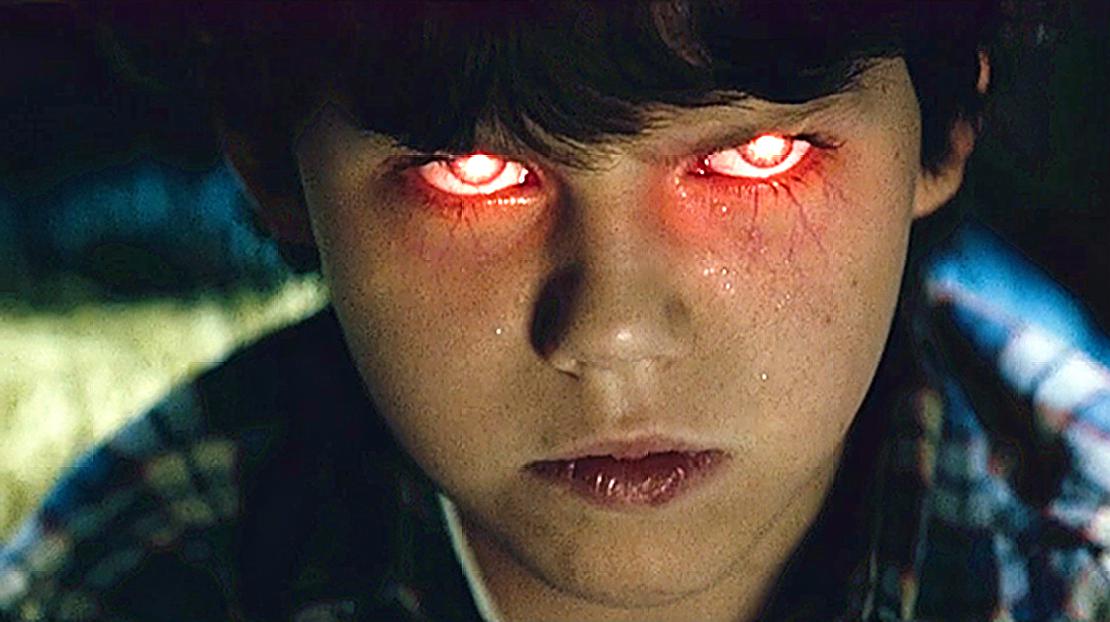 小男孩天生拥有超能力,一个眼神就能产生爆炸,当上了超级英雄!