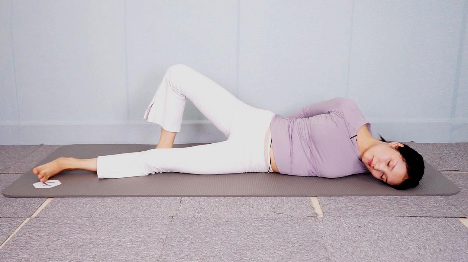 2背部运动,躺在垫子上,背部和头部靠在瑜伽块上,双腿屈膝掌心相对