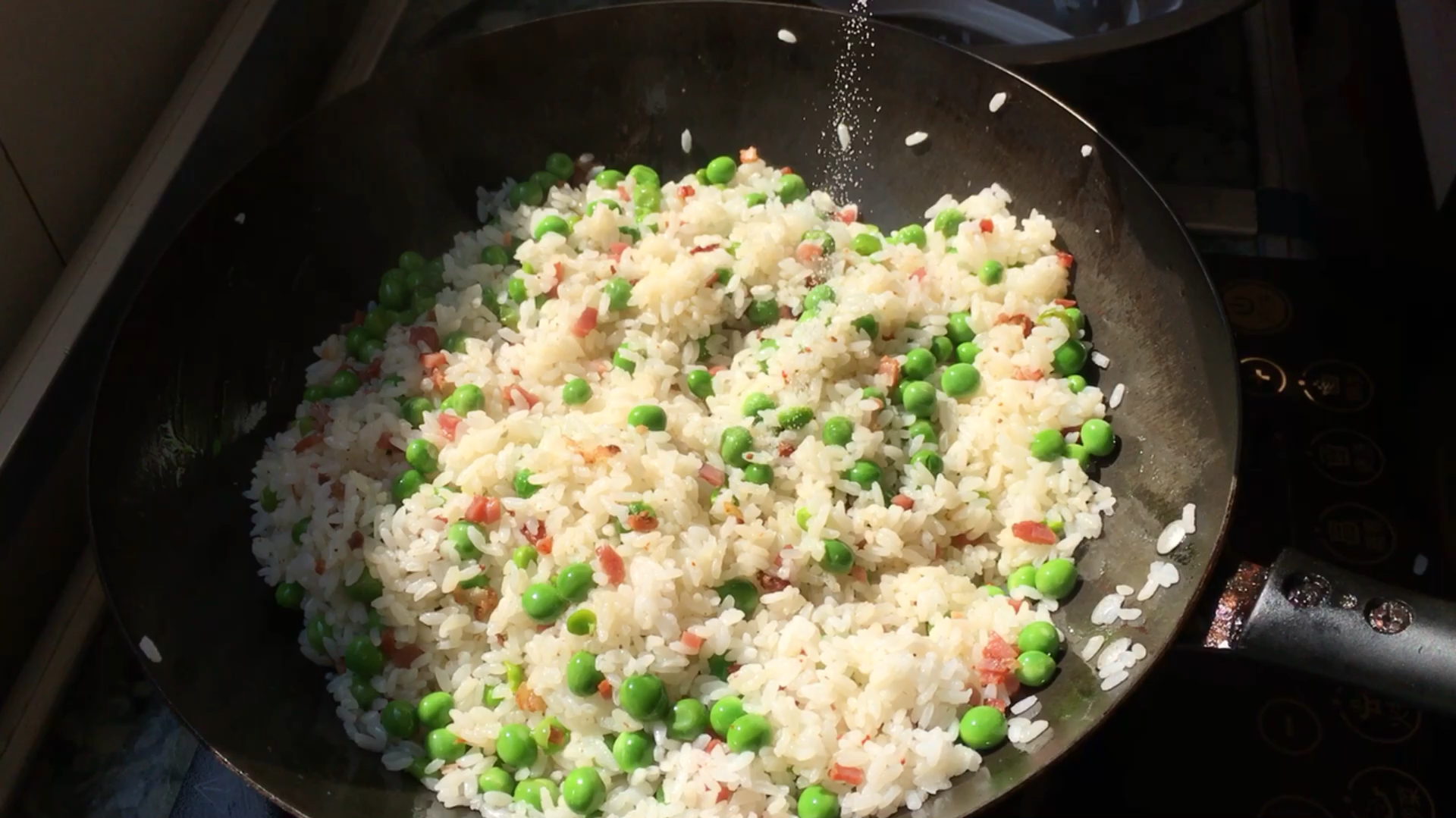 豌豆腊肉焖饭,一道家乡特色美食,云南小伙分享美味做法