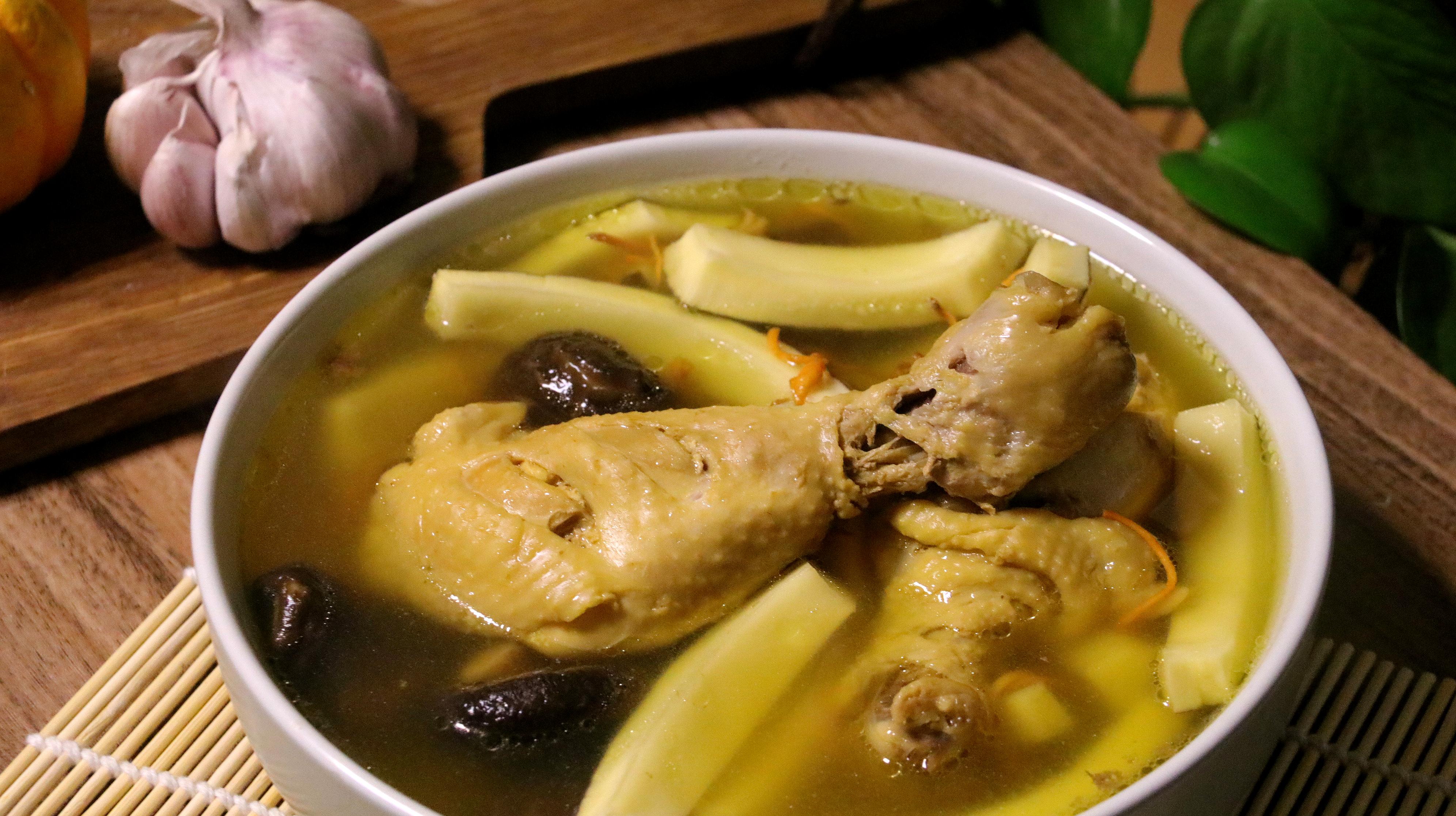 1椰肉鸡腿汤:取出椰肉切好备用,将鸡腿椰肉放入锅中按视频中方法炖好