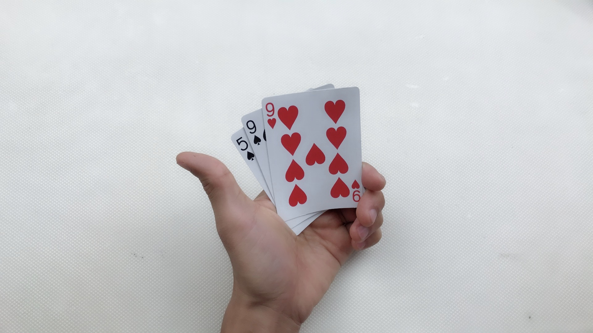 魔术揭秘:为什么吹上一口气,扑克牌的点数和颜色就变了?