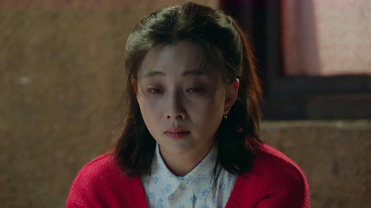 骆玉珠无奈下与王大山结婚,新婚之夜心中难过,独自坐在门前哭泣