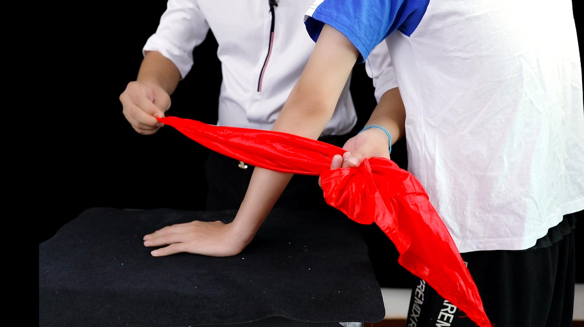 怎样表演丝巾魔术?魔术师现身说法!