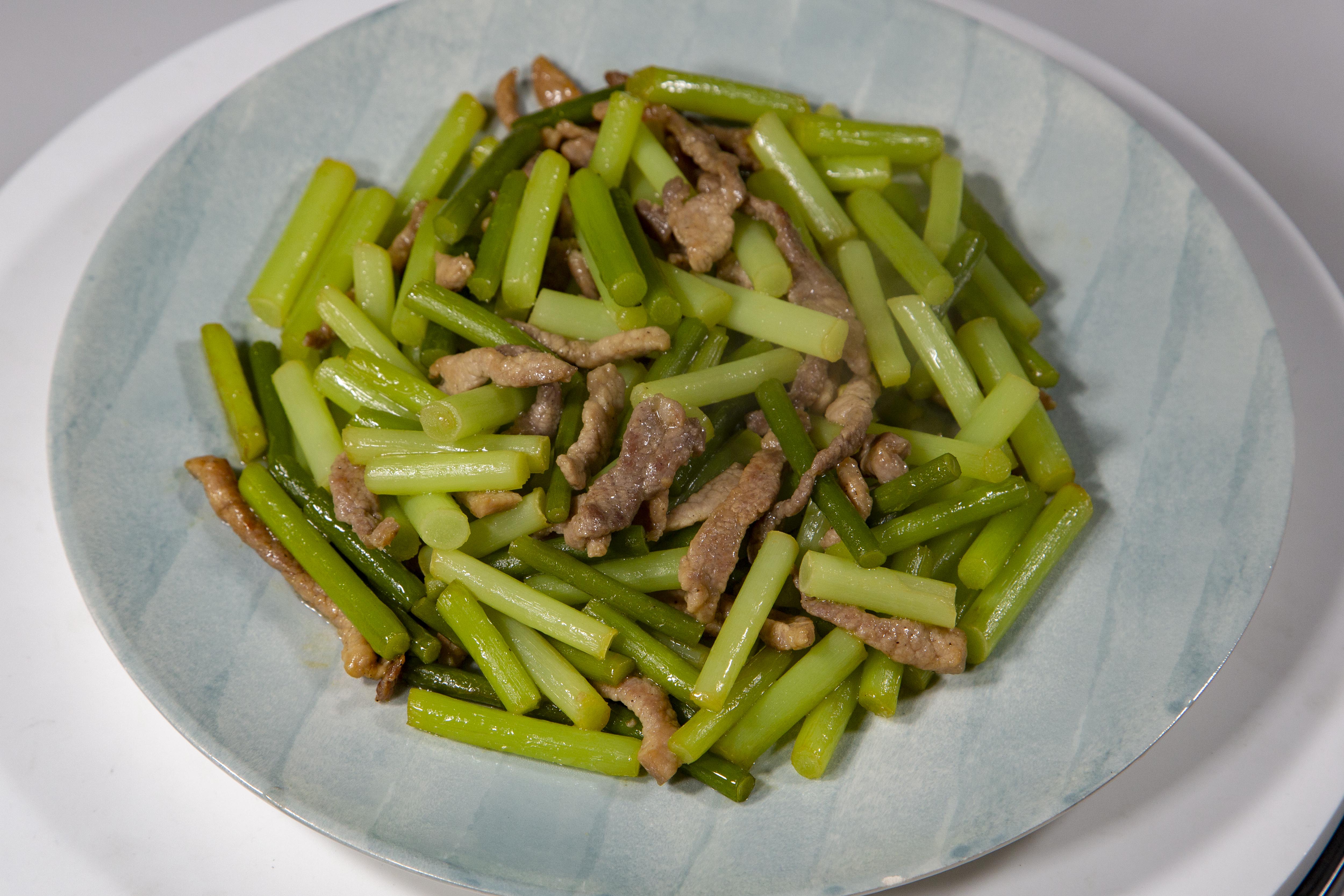 不用油炸的干锅花菜做法,很适合在家里的厨房做 服务升级 2蒜苔炒肉丝