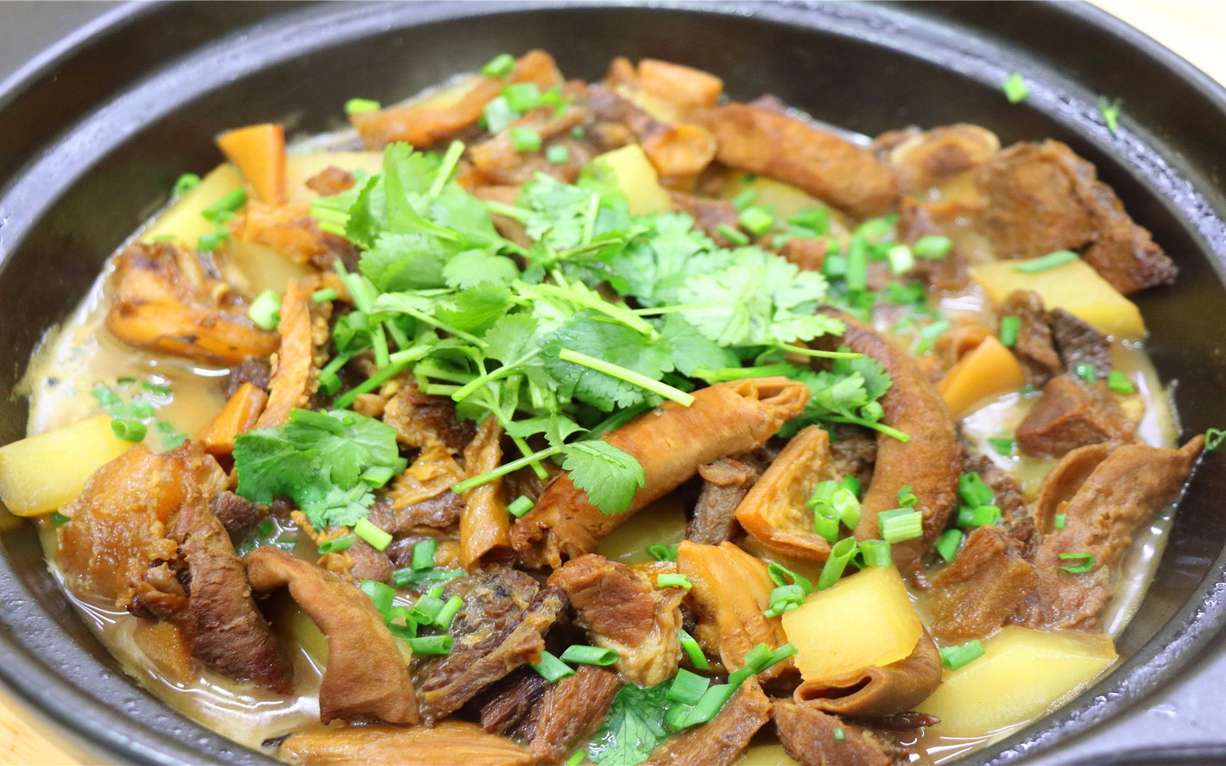 吃了这么多年的牛杂,还是川式这种做法好吃过瘾,鲜香软烂真馋人