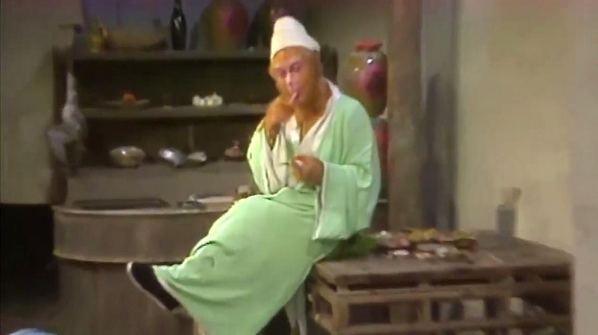 西游记:美猴王店里吃面条,竟然引众人围观,惹得众人哈哈大笑!