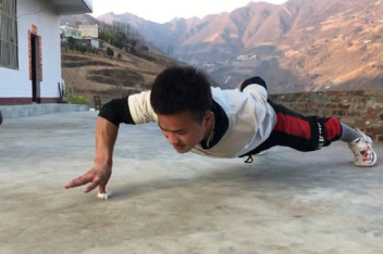 陕西高手单指俯卧撑上万 春晚邀请_百度视频搜索