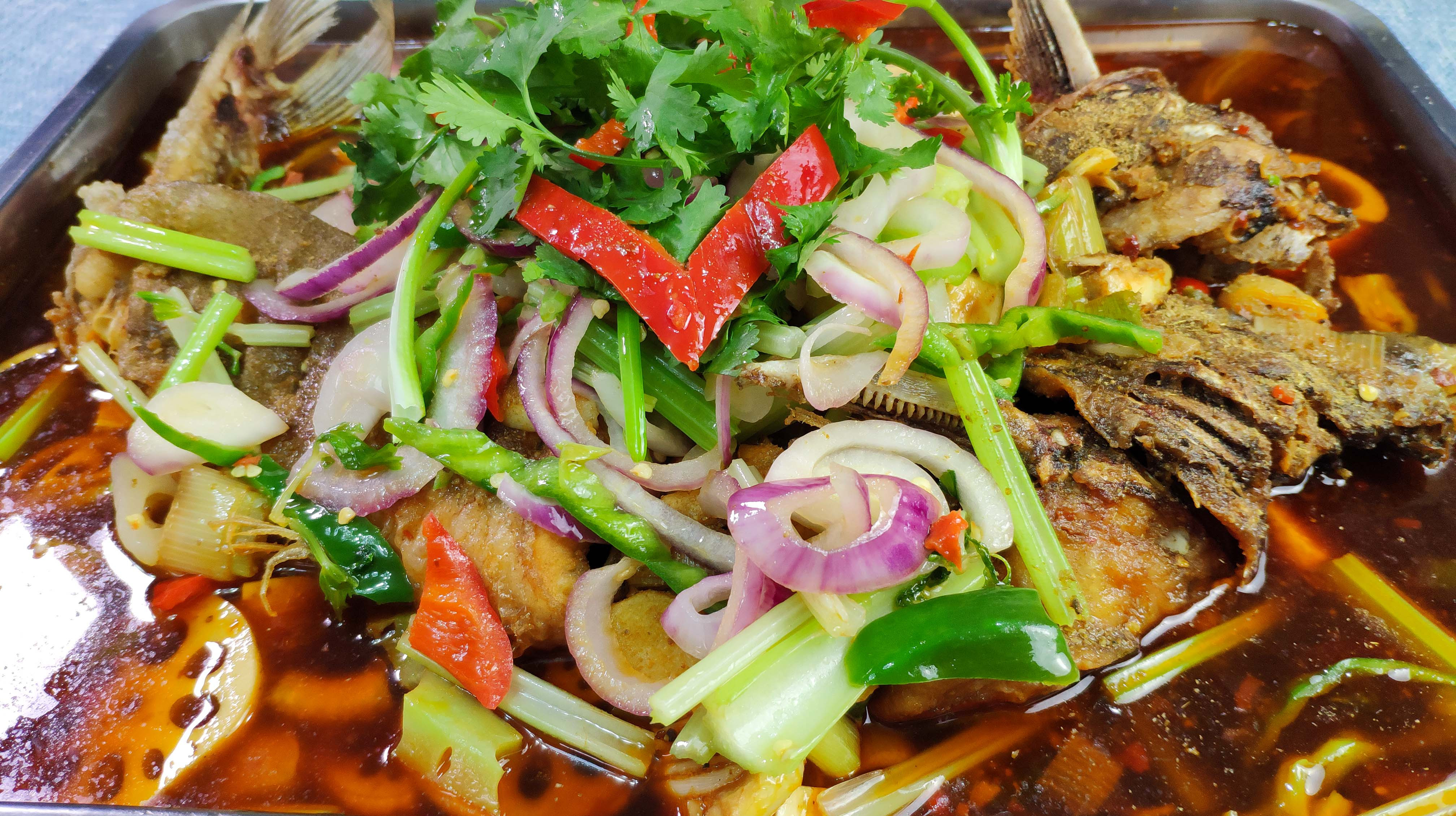 香辣野生鮰鱼家常做法,肉质鲜美,香辣过瘾,比饭店做的还好吃!